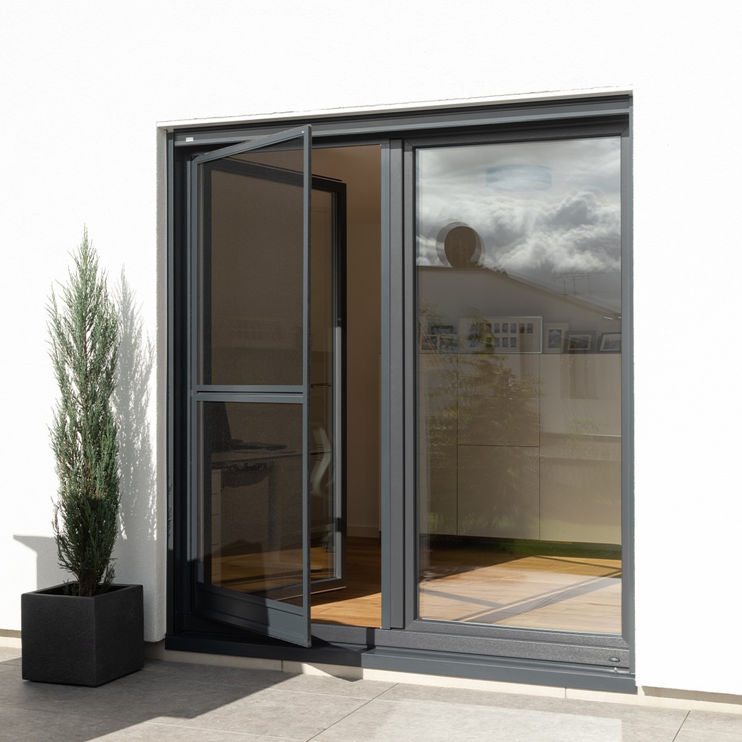 kapını aç, özgürce nefes al! 🌬menteşeli sineklik sistemleriyle hem sade görünüm hem yüksek koru